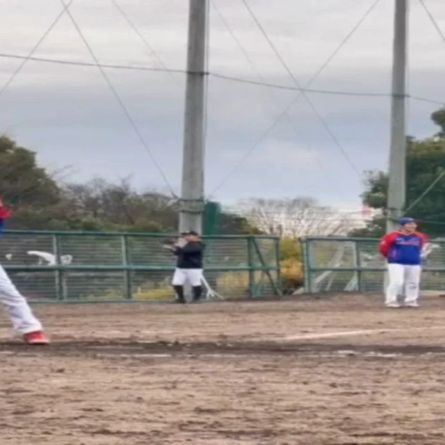 愛知１０強リーグ決勝トーナメント
マイナットvsJAPAN様
3-4　タイブレーク負
バッテリー
玉水→大海→長瀬→二俣ー雑賀

小雨の降る中、足元の悪い中行われた決勝トーナメント、高田が先頭打者ホームランと先制点、続く山口、雑賀の連打でチャンスを作ると世古口の2点タイムリーで初回3点🥎🥎
流れをそのまま行きたがったが先発の玉水が3失点と相手打線につかまってしまい同点とされる🙇🥎
大海もしっかり1回を抑え、タイブレークへ、
ちょっとしたアクシデントがあり緊急登板の二俣が抑え1点でしのぐ🙇
最後もある意味事件でゲームセット🥎

人が集まらない中で勝ちきりたかったが最終的に人がいないとこんなゲームになると実感🥎
これから本大会が始まるのでチームでしっかり勝ちきれるようにしたい🥎

#マイナット野球部#マイナット#草野球#野球好きな人と繋がりたい#今月は日本代表を応援#