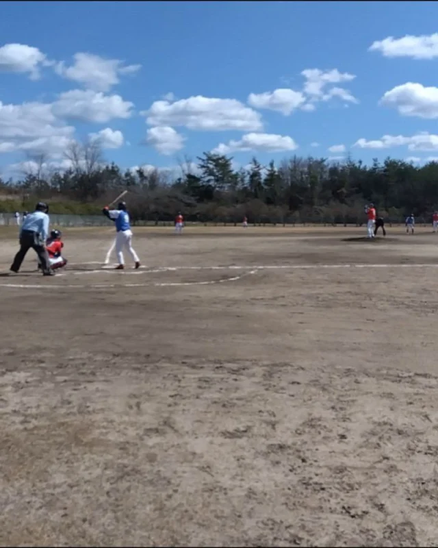愛知１０強決勝トーナメント
準々決勝
vsスーパーソニックス様
７−５　勝
バッテリー　大海ー川部

初回立ち上がり、痛恨の４失点このレベルでの軟式野球では絶望に近い数字だが…
その裏、そんなことを吹き飛ばすような世古口の豪快な3ランで１点差までつめる🥎
２回からは大海がテンポ良くアウトを積み重ねる
裏には先頭の相木がヒットで出塁、水野送りバントで繋ぎ川部のセンター前で追い付き逆転に成功！
３回も打線が繋がり追加点を２点！！

初回相手の攻撃の際に放たれた１言でチームは１つになり、集中出来たゲームでした！
来週は準決勝、勝てば決勝と、ダブルになります🥎
しっかり体をケアして挑みましょう！！

#マイナット野球部#マイナット#愛知１０強#野球ルール#打撃陣は振れてる#マイナット新商品2品